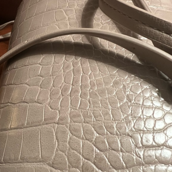 Women’s Beige Crossbody Pull String Closure Purse/Handbag Croc inspired Shell. - Picture 2 of 6